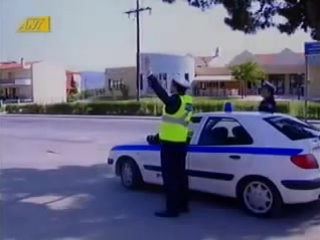 un motard tape dans la main dun policier au lieu de arreter